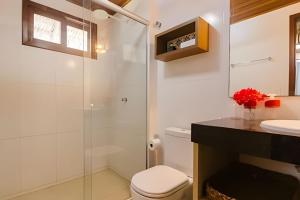ein Badezimmer mit Toilette und Glasdusche in der Unterkunft Bangalô da Barra, chalé 04 - BG in Barra Grande + 11 Fotos