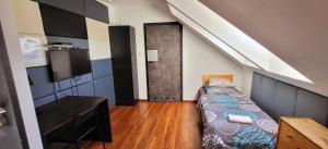 Łóżko lub łóżka w pokoju w obiekcie M Hostel