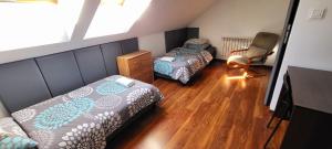Łóżko lub łóżka w pokoju w obiekcie M Hostel
