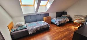 Łóżko lub łóżka w pokoju w obiekcie M Hostel