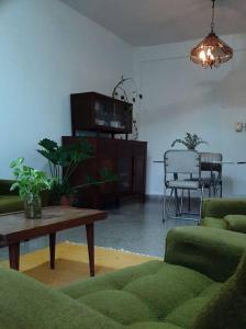 salon z kanapą i stołem w obiekcie Departamento céntrico w mieście San Lorenzo