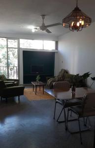 sala de estar con sofá y mesa en Departamento céntrico, en San Lorenzo