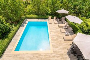 Bazén v ubytování Private Pool Villa Ocean Views Steps from Beach nebo v jeho okolí