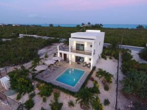 Bazén v ubytování Private Pool Villa Ocean Views Steps from Beach nebo v jeho okolí