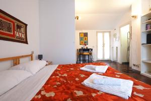 Posteľ alebo postele v izbe v ubytovaní MILANO FOR GUEST- Angela Apartment Duomo