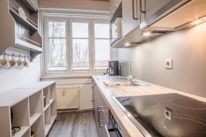 Kuchyň nebo kuchyňský kout v ubytování Haus Möwe