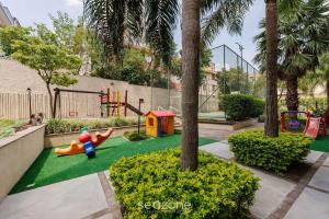 un parque infantil con tobogán y equipo de juegos en Confortável apto em Porto Alegre/RS PRL0602, en Porto Alegre