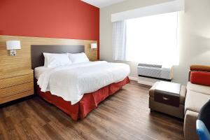 เตียงในห้องที่ TownePlace Suites by Marriott Grove City Mercer/Outlets