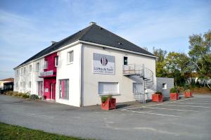 biało-czerwony budynek z parkingiem w obiekcie Logis hôtel restaurant la Haute Forêt w mieście Vertou