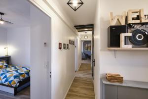 a hallway leading to a bedroom with a bed at Magnifique*T4*centre ville*WIFI*Billard*Netflix* in Limoux