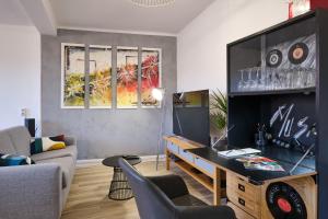 a living room with a desk and a couch at Magnifique*T4*centre ville*WIFI*Billard*Netflix* in Limoux