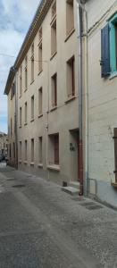 une rue vide devant un bâtiment dans l'établissement Magnifique*T4*centre ville*WIFI*Billard*Netflix*, à Limoux