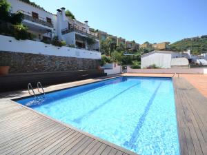 The swimming pool at or close to Acogedor apartamento con piscina comunitaria, cerca de la playa de Sa Tuna - ES-226-26