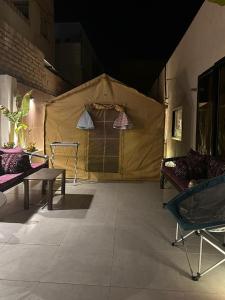 a room with a tent with a table and chairs at أجنحه الفرسان الفاخره in AlUla