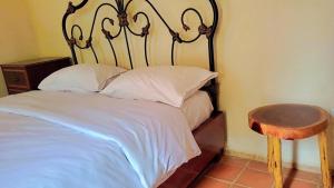Cama ou camas em um quarto em Mia Safari Lodge and Restaurant