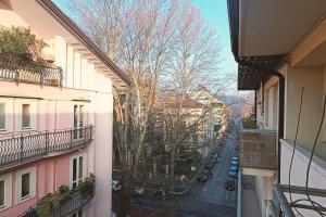 uma vista para uma rua da cidade a partir de uma varanda do apartamento em Viale Italia centralissimo corso em Avellino