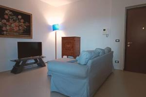 uma sala de estar com um sofá azul e uma televisão em Viale Italia centralissimo corso em Avellino