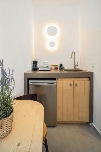 una cucina con lavandino e lavastoviglie di SELANA Suites Chora a Serifos Chora