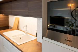 a kitchen with a sink and a microwave at Joli Duplex Confort T2 Paris Porte De Versailles in Vanves