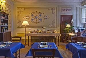 A restaurant or other place to eat at B&B Villa La Perla