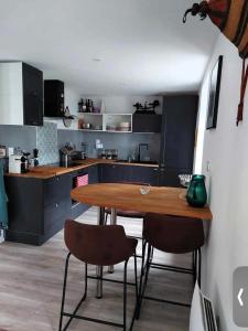 Een keuken of kitchenette bij Duplex Cosy 100m2 Terrasse Fouesnant Les Glénan