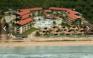 uma vista aérea de um resort na praia em Flat Marulhos Resort em Porto de Galinhas