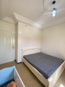 een slaapkamer met een bed in een kamer bij Studio meublé keur massar Rufisque in Rufisque