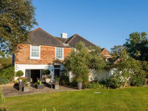 a large brick house with a yard at 5 Bed in Hurst Green 46916 in Robertsbridge