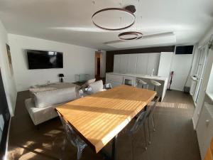 een woonkamer met een houten tafel en een bank bij Casa Perini - Luxury Apartment in Trento