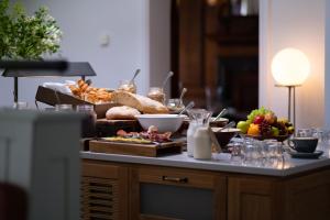 een tafel vol voedsel op een aanrecht bij Moonfleet Manor - A Luxury Family Hotel in Weymouth