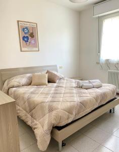 a bedroom with a large bed in a room at Residenza Camilla in Vicenza