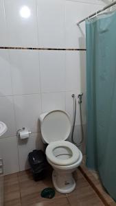 a bathroom with a toilet and a shower at Departamento Bita in Puerto Iguazú