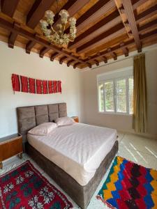Un dormitorio con una cama grande y una lámpara de araña. en Coparc 