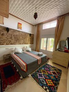 1 dormitorio con 1 cama grande y 1 alfombra en Coparc 