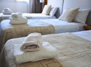 una camera d'albergo con due letti e asciugamani di Nomad Cerrito a Buenos Aires