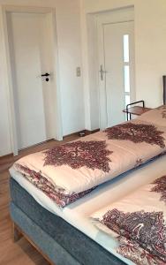 two beds are sitting in a room with at Studioferienhaus Herzogstadt-Celle in Celle