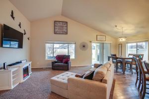 sala de estar con sofá y comedor en Welcoming Liberty Lake Home about 18 Mi to Spokane!, en Liberty Lake