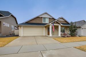 una casa con una bandera delante de ella en Welcoming Liberty Lake Home about 18 Mi to Spokane!, en Liberty Lake