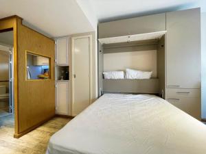 1 dormitorio con 1 cama blanca grande. en RENTAPART BA en Buenos Aires