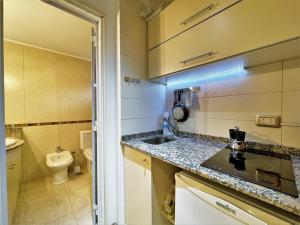 ein kleines Bad mit einem Waschbecken und einem WC in der Unterkunft RENTAPART BA in Buenos Aires