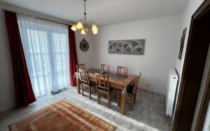 a dining room with a table and chairs at Ferienhaus Valentina in Grundlsee