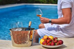 Minuman di Luxury Villa Adele near Porec with sea view and private pool