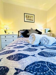 Sandlings في Filey: غرفة نوم عليها سرير وفوط