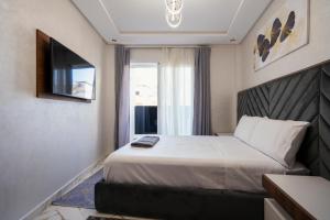 une chambre d'hôtel avec un lit et une fenêtre dans l'établissement IMMOKA, à Tanger