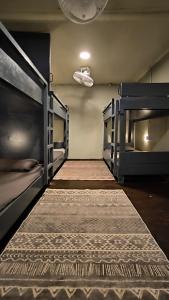 Katil dua tingkat atau katil-katil dua tingkat dalam bilik di Seahorse Diver Guesthouse