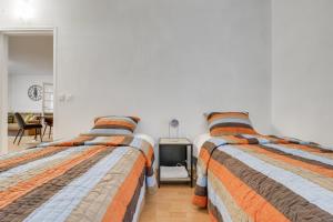 two beds sitting next to each other in a bedroom at Chic apartment with parking in Saint-Germain-en-Laye