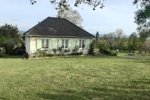ein kleines weißes Haus mit einem großen Hof in der Unterkunft Le Gite de Lonzanges in Lanobre