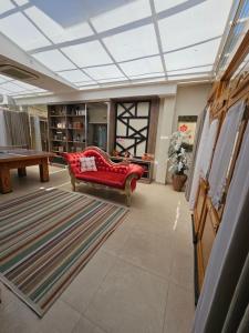 a living room with a red couch and a rug at Casa no pé da Serra da Cantareira in São Paulo