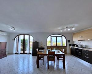 a kitchen and dining room with a table and chairs at casa bellavista in Monte Nai