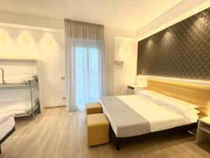 Hotel Eiffel tesisinde bir odada yatak veya yataklar